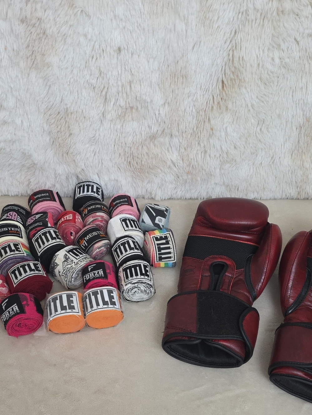 18 oz Title Boxing Leather Gloves + 26 Hand Wraps Lot MMA Boxing Training Bundle - Picture 4 of 13